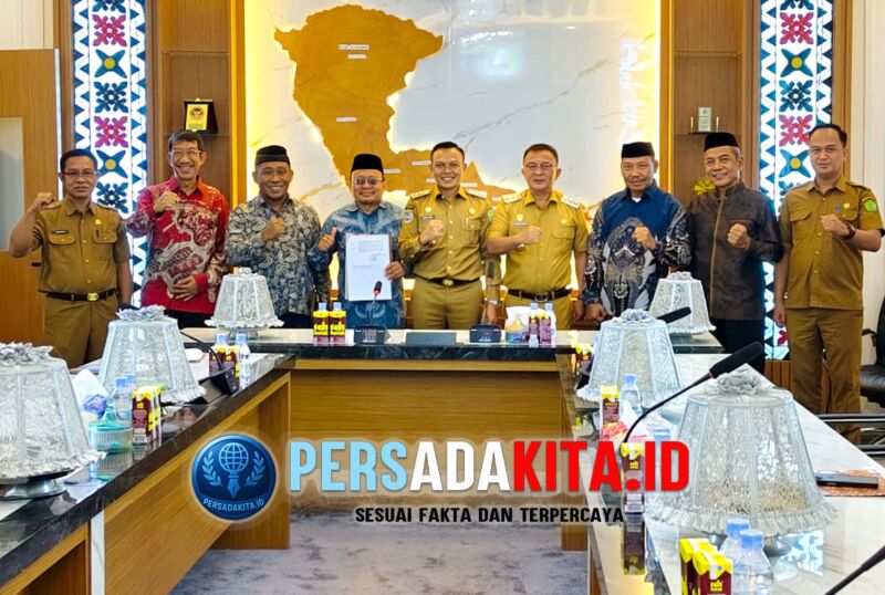 Genjot Pelayanan Publik, Bupati Yusran Akbar Serahkan 2 SK Strategis untuk PDAM & Dewas RS Konawe