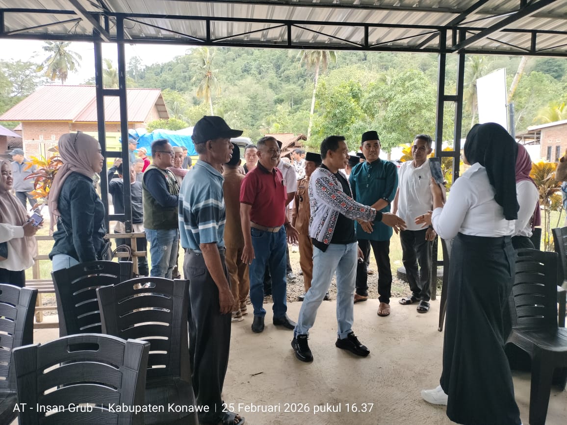 Bupati Konawe Ngabuburit di Onembute, Bagikan Sembako dan Tampung Aspirasi Warga